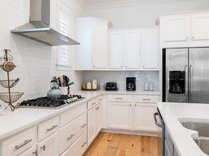 Frigorífic, microones, forn i placa de cuina 