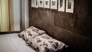 1 bedroom, bed sheets