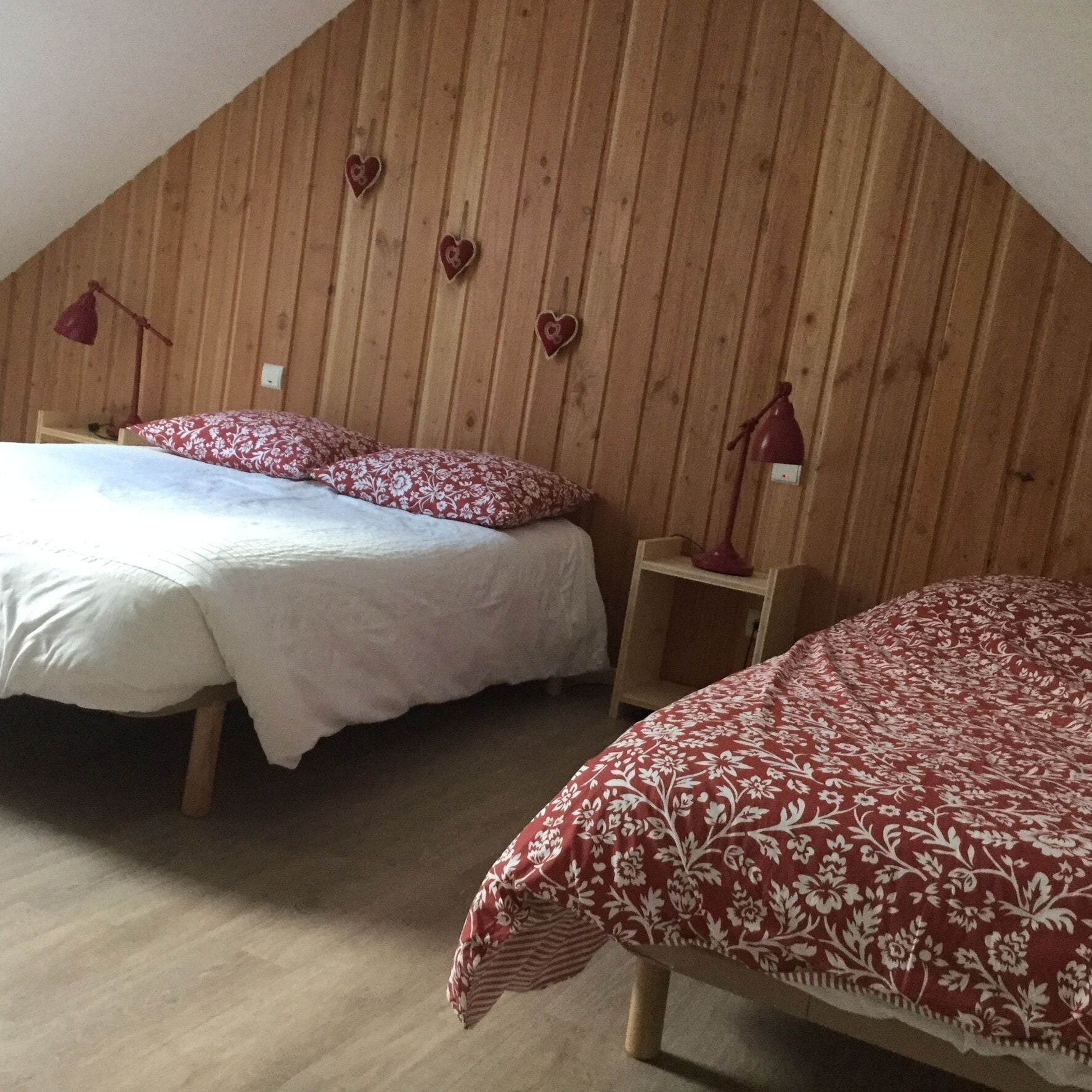 2 habitaciones, escritorio y tabla de planchar con plancha 