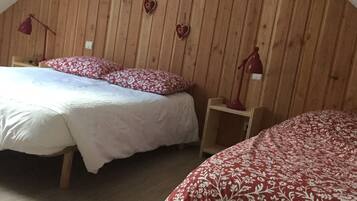 2 habitaciones, escritorio y tabla de planchar con plancha