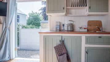 Peti sejuk, dapur, cerek elektrik, pembakar roti