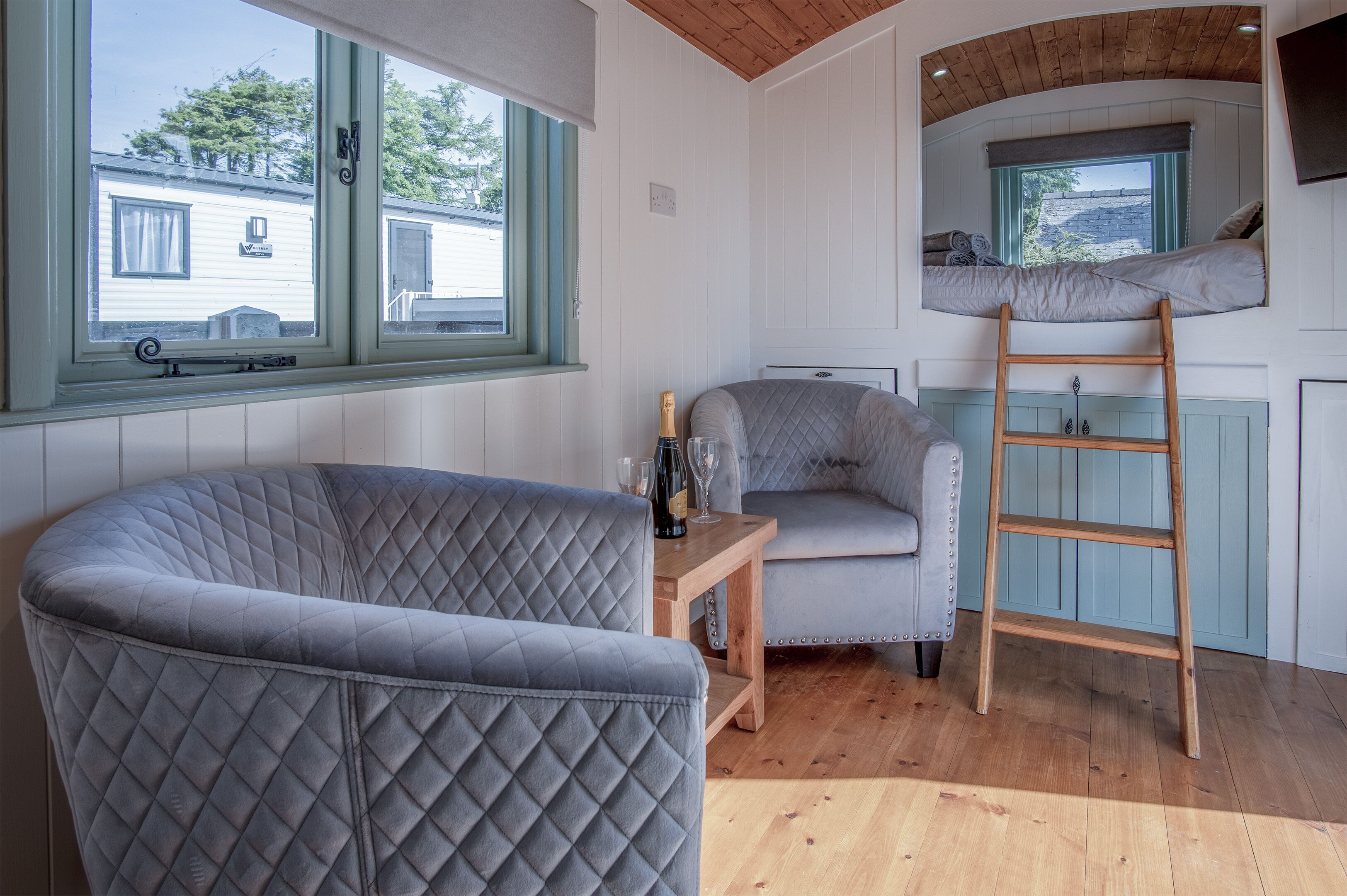 Cottage (1 Bedroom) | Living area | 32-inch TV with digital channels, fireplace