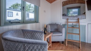 Småhus (1 Bedroom) | Oppholdsområde | En 32-tommers TV med digitale kanaler samt peis