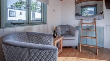 Cottage (1 Bedroom) | Living area | 32-inch TV with digital channels, fireplace