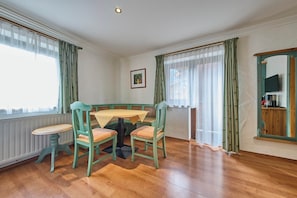 Apartment (TOP 8) | Essbereich im Zimmer
