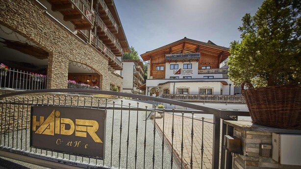 Entrada de un hotel con un letrero que dice 'HAIDER C. et H. e'.