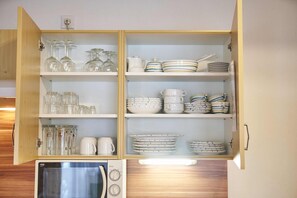 Studio (TOP 1) | Eget kök | KylskÄp, mikrovÄgsugn, spishÀll och diskmaskin