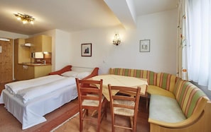 Apartment (TOP 4) | Essbereich im Zimmer