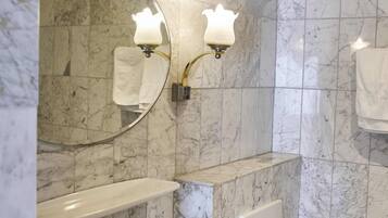 Apartment (TOP 4) | Bathroom | Shower, hair dryer, towels
