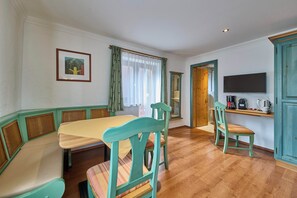 Appartement (TOP 8) | Woonruimte | Een 55-inch flatscreentelevisie met kabelzenders en een televisie