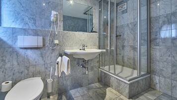 Apartment (TOP 8) | Bathroom | Shower, hair dryer, towels