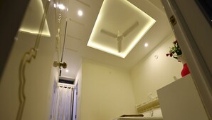 Une chambre à coucher avec un lit, un ventilateur de plafond et des luminaires encastrés.