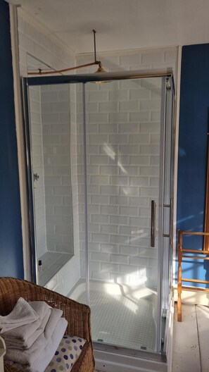 Chambre Deluxe double, 1 lit double, vue sur le jardin | Salle de bain | Articles de toilette griffés, séchoir à cheveux, serviettes fournies