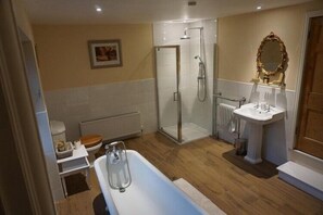Suite Junior | Salle de bain | Articles de toilette griffés, séchoir à cheveux, serviettes fournies