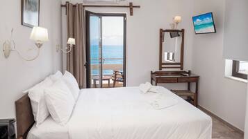 Basic Double Room | Minibar, in-room safe, individually decorated, individually furnished