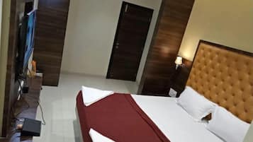 Chambre Double Deluxe | Rideaux occultants, Wi-Fi gratuit, draps fournis