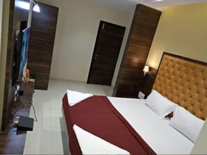 Deluxe Double Room | Blackout curtains, free WiFi, bed sheets