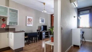 Un appartement moderne comprenant une cuisine, un coin repas et un espace de vie.