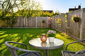 Outdoor dining - Lodge 7 - Lytton Tree Lodge, Reydon, Southwold (Reydon)