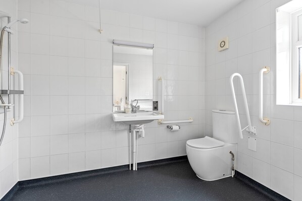 Shower, eco-friendly toiletries, hair dryer, towels - Lodge 7 - Lytton Tree Lodge, Reydon, Southwold (Reydon)