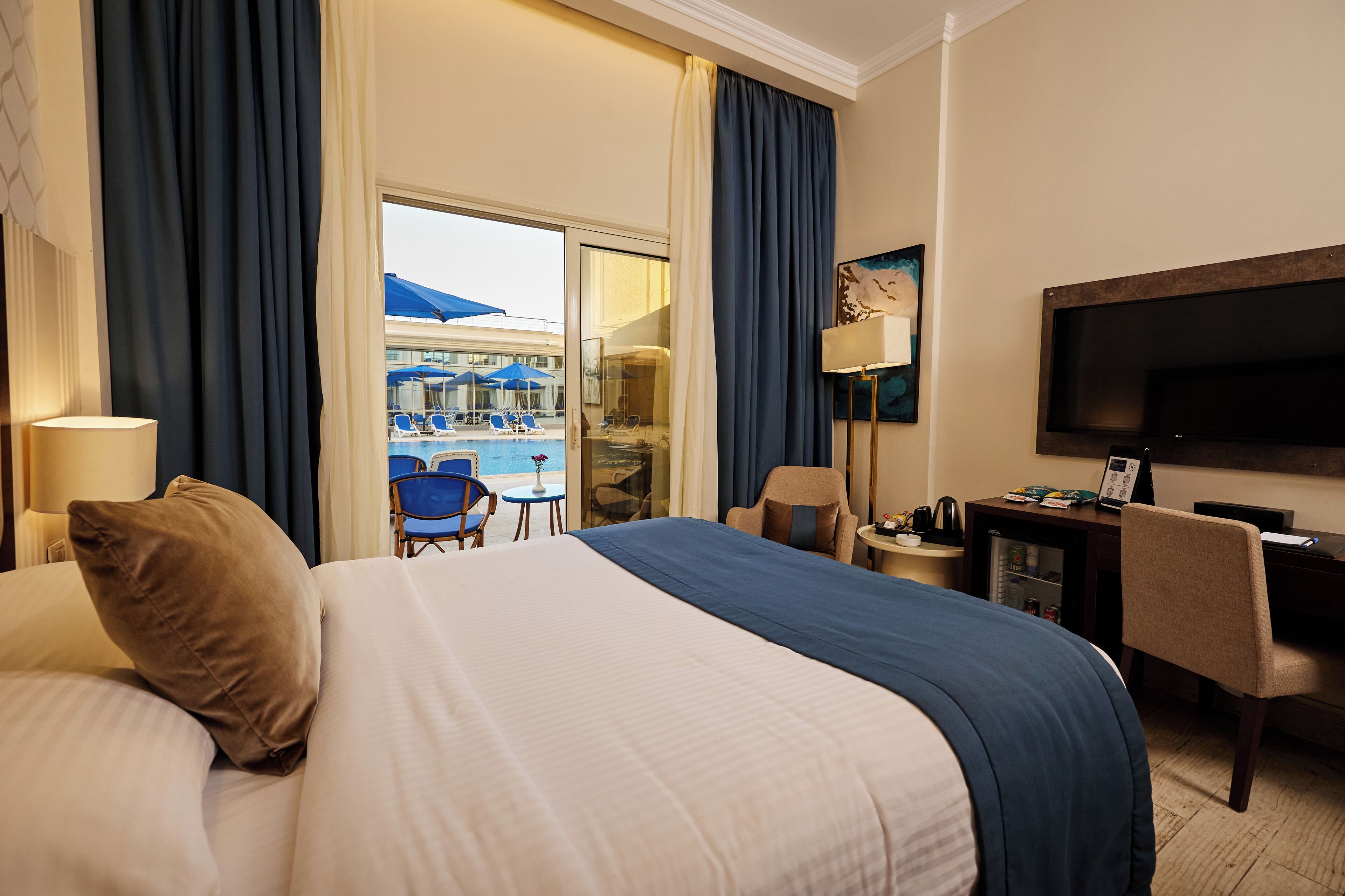 Deluxe Room | Minibar, in-room safe, free WiFi, bed sheets