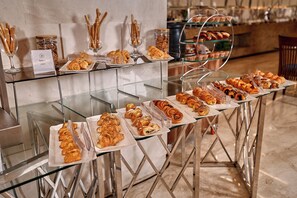 Bữa sáng buffet hàng ngày với phụ phí nhỏ 