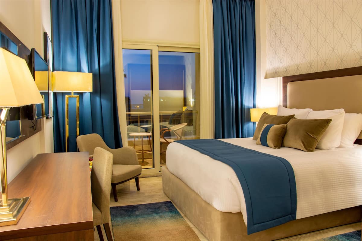 Deluxe Room | 1 bedroom, minibar, in-room safe, free WiFi
