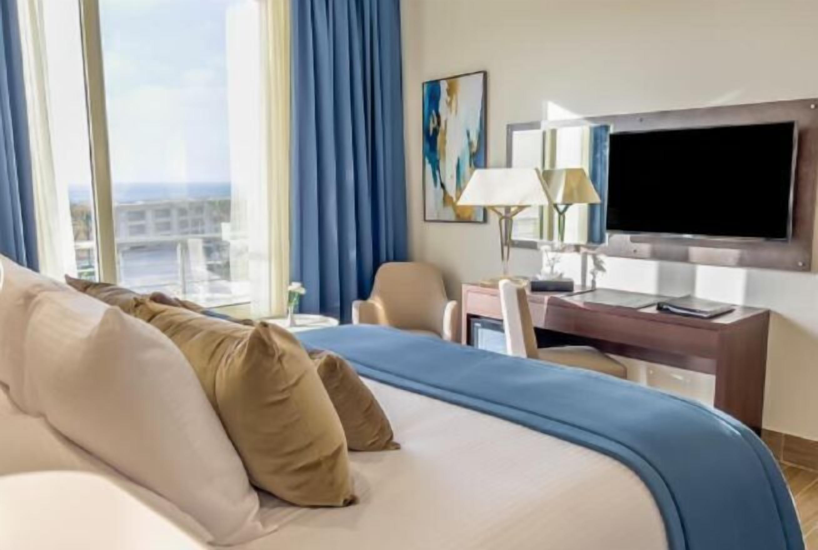 Minibar, brankas, Wi-Fi gratis, dan seprai linen