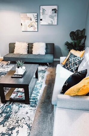 Una Smart TV, una chimenea