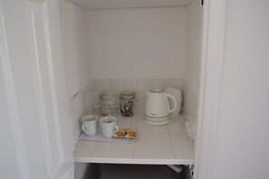 Dusche, Haartrockner, Handtücher, Shampoo