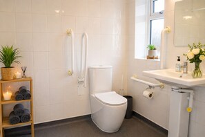 Dusche, Haartrockner, Handtücher, Shampoo