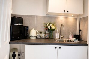 Kühlschrank, Mikrowelle, Wasserkocher, Toaster