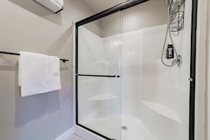 Suihku, pyyhkeet, saippua, sampoo