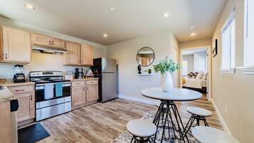 Jääkaappi, mikroaaltouuni, uuni, liesi