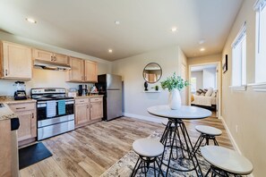 Jääkaappi, mikroaaltouuni, uuni, liesi