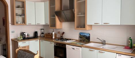 Réfrigérateur, four, lave-vaisselle, cafetière/bouilloire