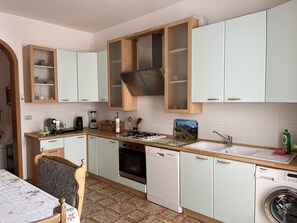 Kühlschrank, Ofen, Geschirrspüler, Wasserkocher mit Kaffee-/Teezubehör