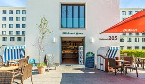 En byggnad med en skylt där det står "Bäckerei Horn" och "Südstrand 205".