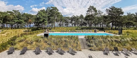 Una piscina cubierta, una piscina climatizada