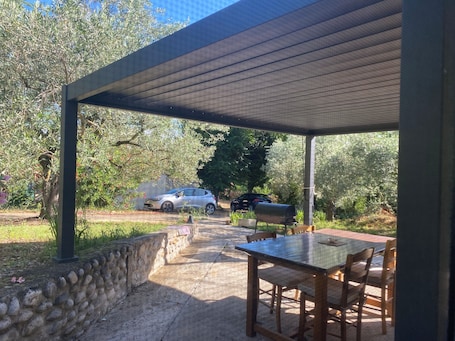 Outdoor dining. Studio with terrace in a quiet residential area.
