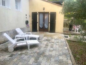 Terrace/patio - Studio with terrace in a quiet residential area. (Sampzon)