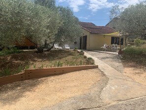 Terrace/patio - Studio with terrace in a quiet residential area. (Sampzon)