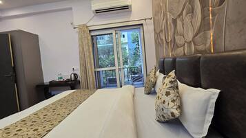 Standard Room | Egyptian cotton sheets, premium bedding, laptop workspace, soundproofing