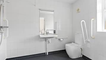 Dusche, Haartrockner, Handtücher, Toilettenpapier