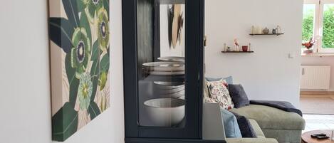 Smart TV, books, stereo