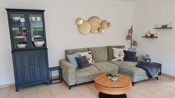 Smart-TV, Bücher, Stereoanlage