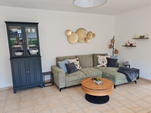 Smart TV, books, stereo