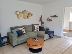 Smart-TV, Bücher, Stereoanlage