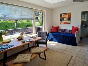 Smart TV, books, stereo