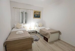 3 bedrooms, free WiFi, bed sheets - Holiday House Galeb - 20 meters from Beach! (Sevid)